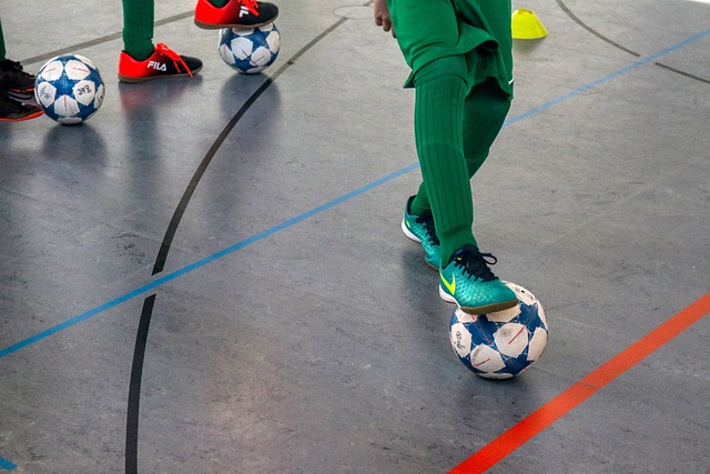 看台上被停赛的贝林厄姆携女友一起观看皇马比赛.