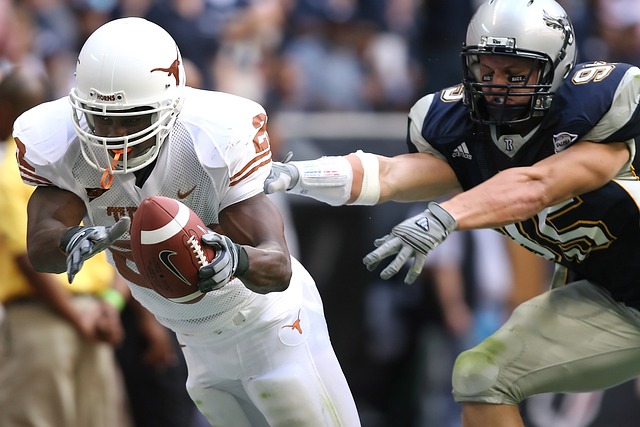 看台上被停赛的贝林厄姆携女友一起观看皇马比赛.